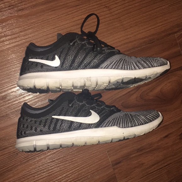 Black and white Nike - Picture 3 of 3